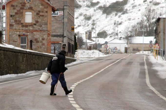 La Aemet avisa de fuertes heladas en Castilla y León mientras que la nieve podría seguir cayendo con menor intensidad en el norte de León y El Espinar (Segovia)