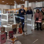 El alcalde de Salamanca, Carlos García Carbayo, inaugura la nueva biblioteca municipal "Carmen Martín Gaite" en el barrio de Pizarrales de la ciudad