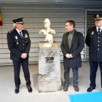 El jefe superior de la Policía Nacional en Castilla y León, Juan Carlos Hernández, yel director adjunto operativo de la Policía Nacional, José Ángel González, descubren la escultura junto a su autor, Carlos Retortillo