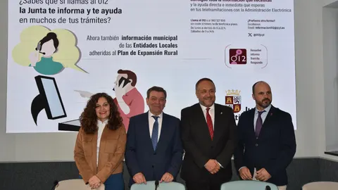 Luis Miguel González Gago durante la firma del convenio con Gerardo Álvarez Courel