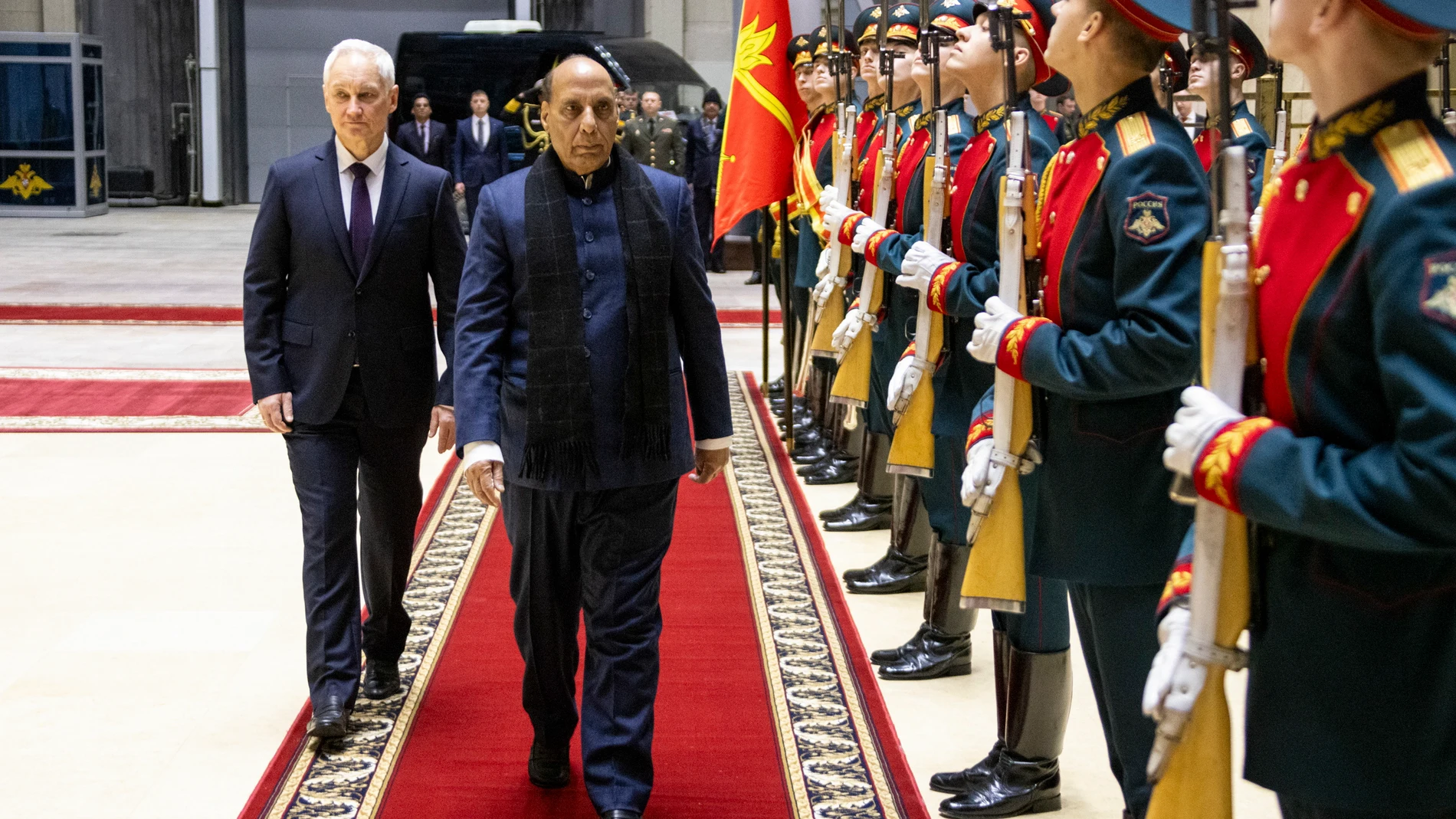 Moscow (Russian Federation), 10/12/2024.- A handout picture made available by the Russian Defence ministry press-service shows Russian Defense Minister Andrei Belousov (L) and Indian Defense Minister Rajnath Singh (2-L) during a welcome ceremony in Moscow, Russia, 10 December 2024. (Rusia, Moscú) EFE/EPA/DMITRY HARICHKOV / RUSSIAN DEFENCE MINISTRY PRESS SERVICE / HAND HANDOUT EDITORIAL USE ONLY/NO SALES