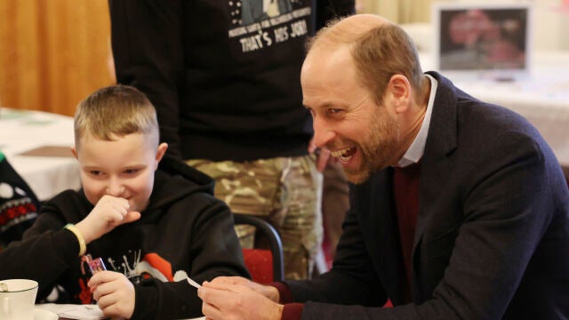 El príncipe Guillermo disfruta de un encuentro con niños