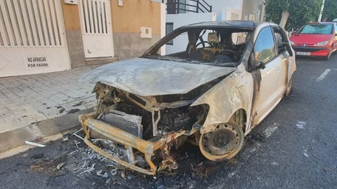 Uno de los coches destrozados