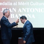 Collboni entrega la Medalla al Mèrit Cultural al cineasta Juan Antonio Bayona