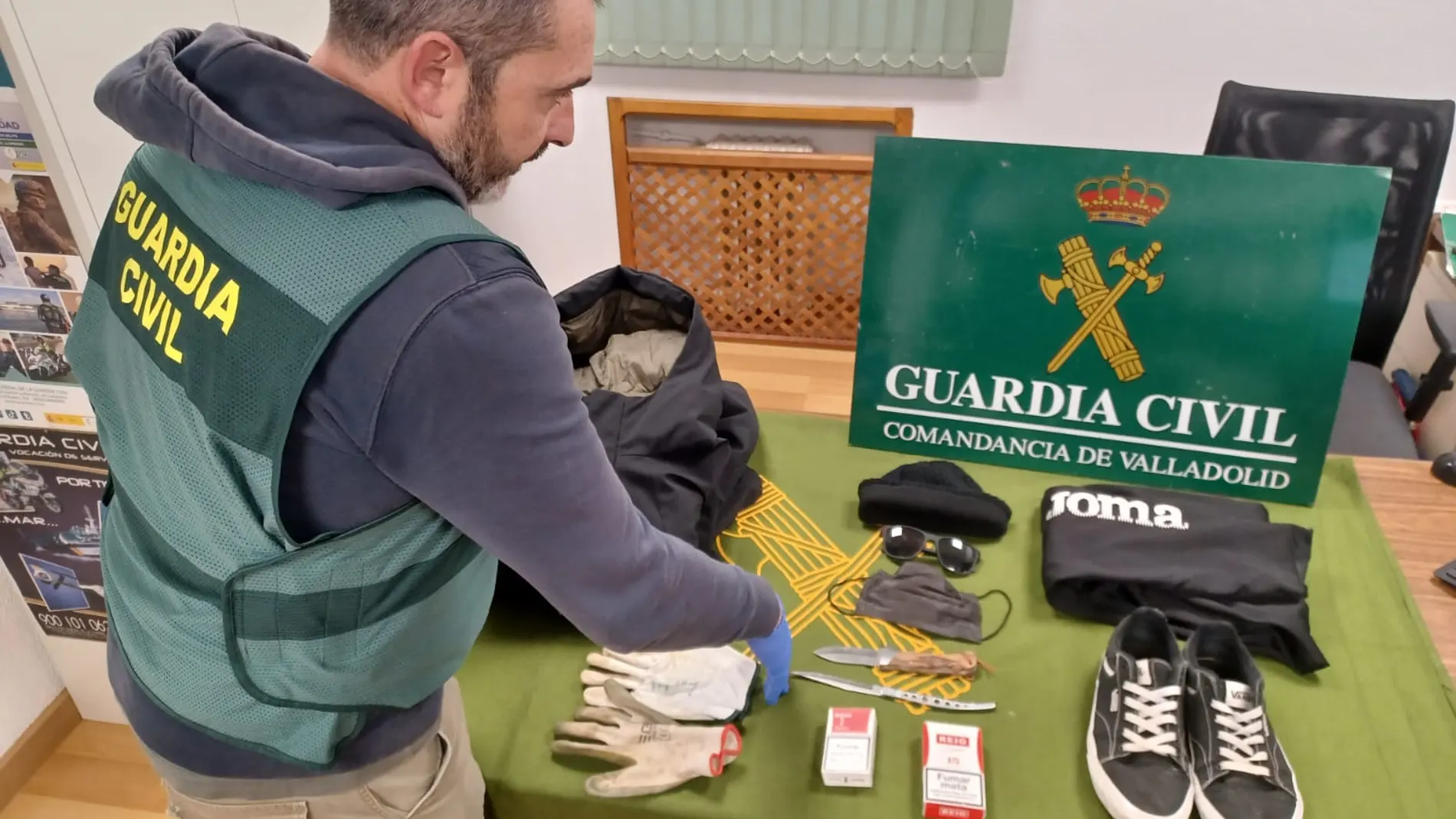 Objetos requisados por la Guardia Civil al atracador
