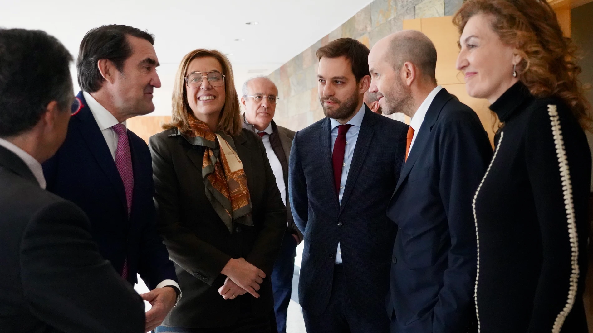Suárez-Quiñones y Armisén en el encuentro junto con representantes de la OCDE