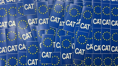 Pegatinas simulando una matrícula europea con la abreviatura CAT