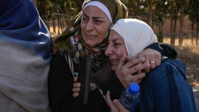 Dos mujeres con familiares en la terrorífica prisión de Saydnaya lloran en su exterior