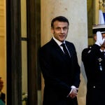 El presidente francés, Emmanuel Macron, se ha reunido con todas las fuerzas parlamentarias moderadas