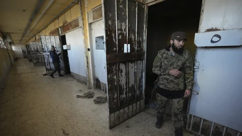 Insurgentes inspeccionan las celdas de la terrorífica prisión militar de Saydnaya, al norte de Damasco