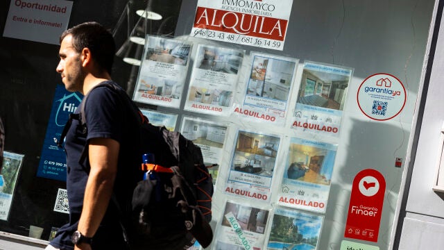 Inmobiliaria con anuncio de venta y alquiler de pisos y casas. 