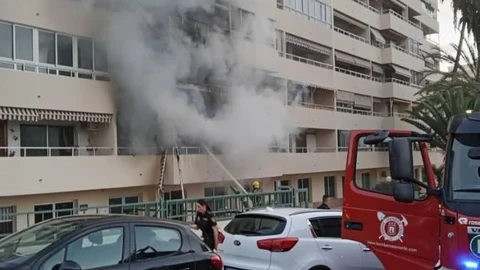 Suc.- Controlan el incendio en una vivienda de Santa Cruz de Tenerife y asisten a varias personas por inhalación de humo