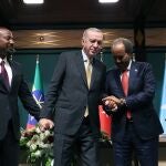 El primer ministro de Etiopía, Abiy Ahmed, el presidente de Somalia, Hasán Sheij Mohamud y el presidente turco, Recep Tayyip Erdogan, en Ankara