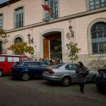 Fachada del colegio de médicos de Madrid, Tres candidatos que buscan hacerse con la presidencia en las eleccio