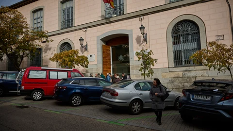 Fachada del colegio de médicos de Madrid, Tres candidatos que buscan hacerse con la presidencia en las eleccio