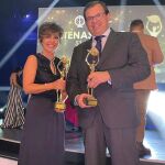 El director general de Aquadeus, Adrián Perez, recibe el galardón de manos de la periodista, presentadora y escritora Sonsoles Ónega