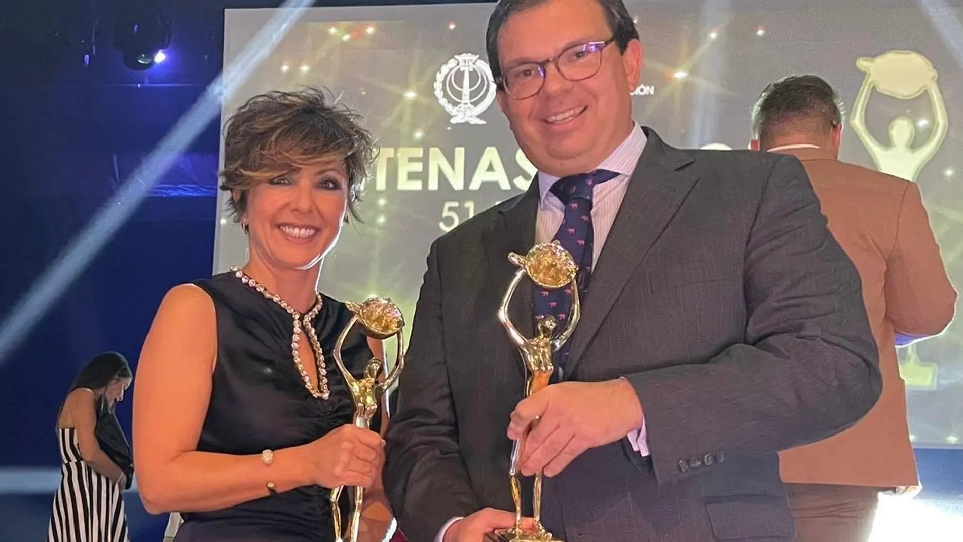 El director general de Aquadeus, Adrián Perez, recibe el galardón de manos de la periodista, presentadora y escritora Sonsoles Ónega