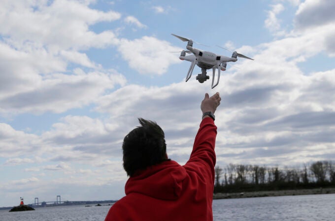 Un hombre maneja un dron en Nueva York