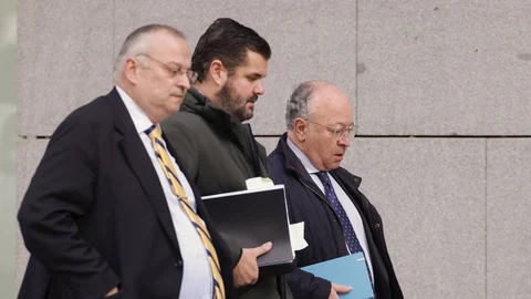 El abogado de Iustitia Europa, Luis María Pardo (c), el abogado de Hazte Oír Javier Pérez-Roldán (i) y uno de los abogados de Manos Limpias a su llegada a la Audiencia Nacional de Madrid este martes donde el juez del caso Koldo toma declaración a dos de los socios del comisionista Víctor de Aldama como investigados.