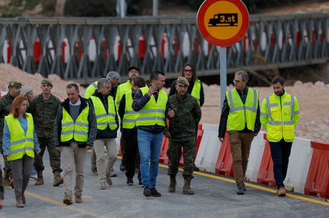 El presidente de la Diputación de Valencia, Vicent Mompó, durante la apertura del puente provisional militar sobre el río en Riba-roja de Túria, ubicado en la carretera CV-336