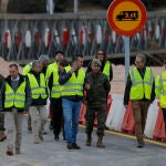 El presidente de la Diputación de Valencia, Vicent Mompó, durante la apertura del puente provisional militar sobre el río en Riba-roja de Túria, ubicado en la carretera CV-336