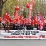 CCOO y UGT se concentran frente al Ministerio de Sanidad para exigir la inmediata reclasificación del personal del SNS