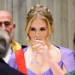 Amalia de Holanda, radiante en la cena de Estado con el presidente de Portugal