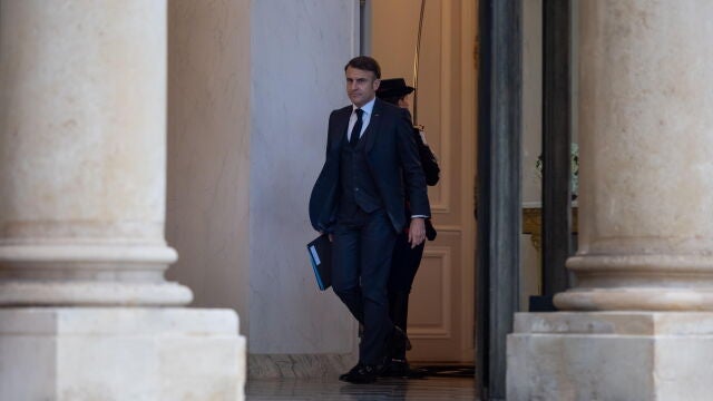 Emmanuel Macron sale del último Consejo de Ministros del Gobierno de Michel Barnier