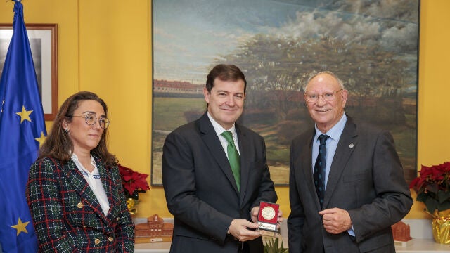 El presidente de la Junta, Alfonso Fernández, Mañueco recibe la Medalla de Oro del Congreso Nacional de Comunidades de Regantes. En la imagen junto a la consejera María González Corral