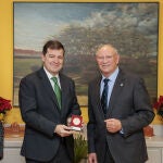 El presidente de la Junta, Alfonso Fernández, Mañueco recibe la Medalla de Oro del Congreso Nacional de Comunidades de Regantes. En la imagen junto a la consejera María González Corral