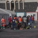 Migrantes desembarcan de un cayuco a su llegada al puerto de La Restinga, a 19 de agosto de 2024, en El Hierro, Canarias