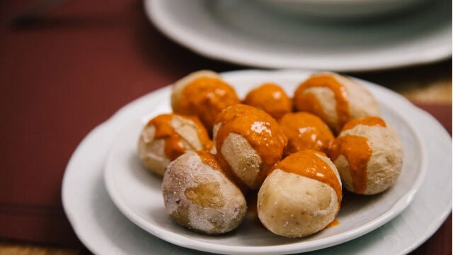 Papas con mojo, el plato más típico de las islas.