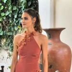 Amaia Salamanca como invitada perfecta de boda. 