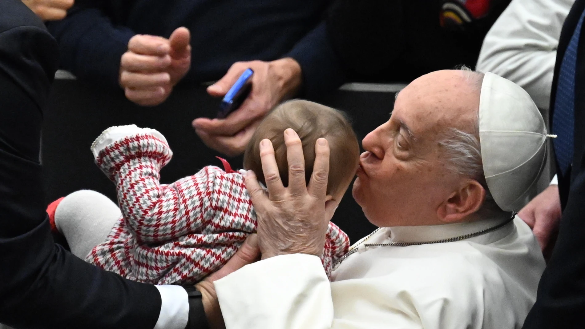 FOTODELDÍA Ciudad del Vaticano (Santa Sede), 11/12/2024. - El Papa Francisco besa un bebé durante la audiencia general semanal en el Salón Pablo VI, Ciudad del Vaticano, este miércoloes.-EFE/ Maurizio Brambatti