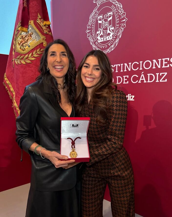 Paz Padilla junto a su hija, Anna Ferrer, recoge su medalla