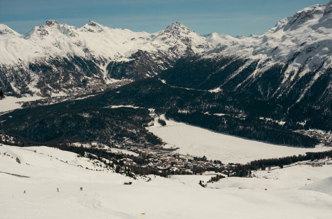 Una imagen panorámica de St. Moritz con el lago helado en el centro