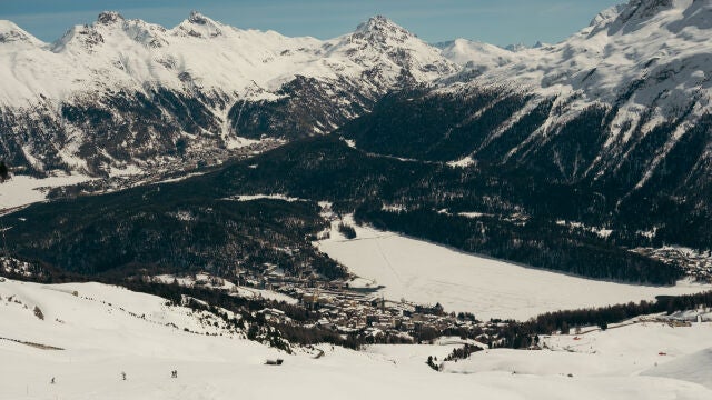 Una imagen panorámica de St. Moritz con el lago helado en el centro