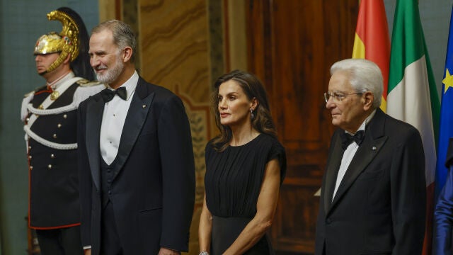 La Reina Letizia deslumbra con un vestido negro de gala de Max Mara en la cena de gala en el Palacio de Quirinal