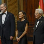 La Reina Letizia deslumbra con un vestido negro de gala de Max Mara en la cena de gala en el Palacio de Quirinal