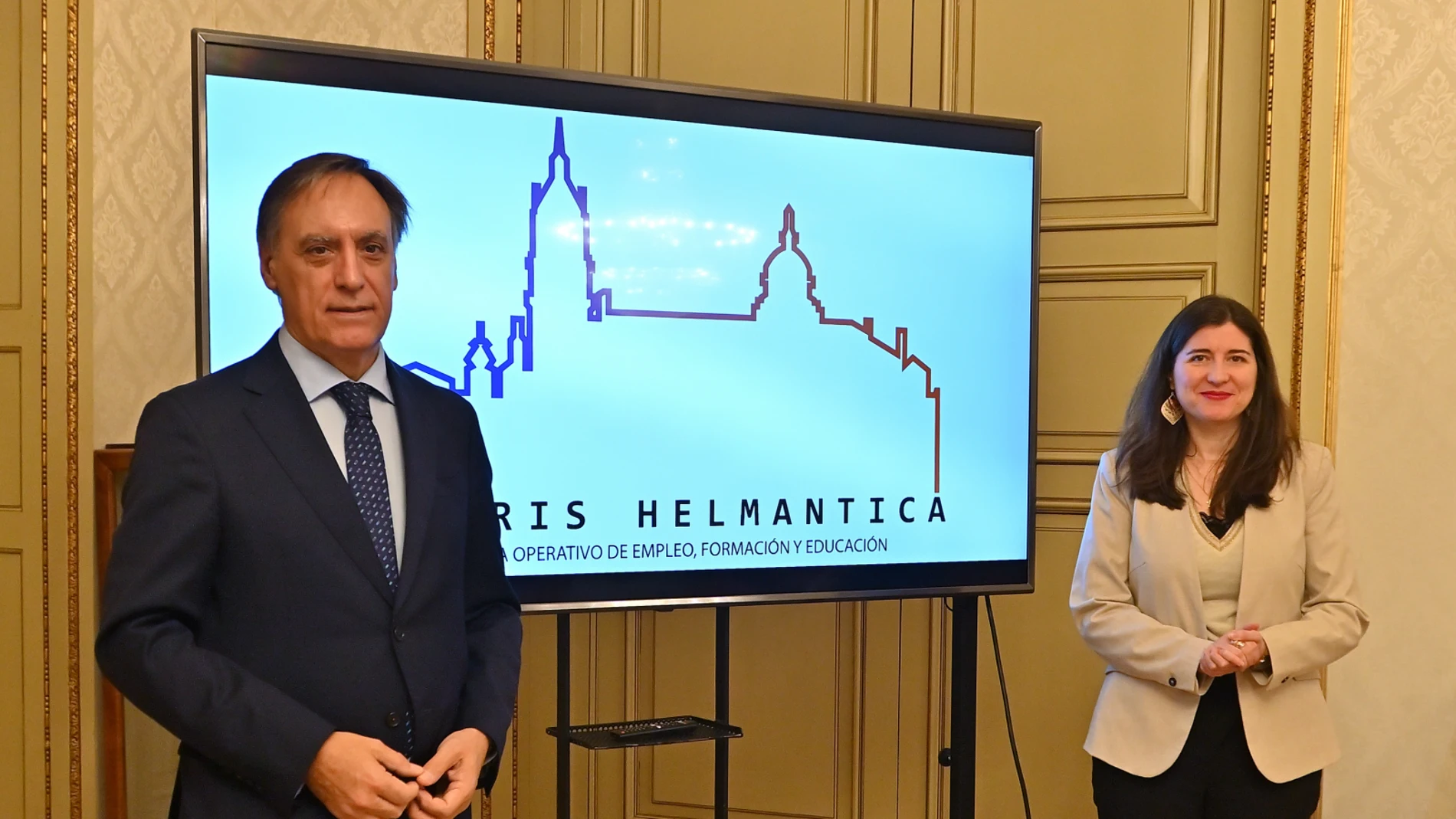 El alcalde de Salamanca, Carlos García Carbayo, presenta el programa junto a la concejal de Familia e Igualdad, Miryam Rodríguez