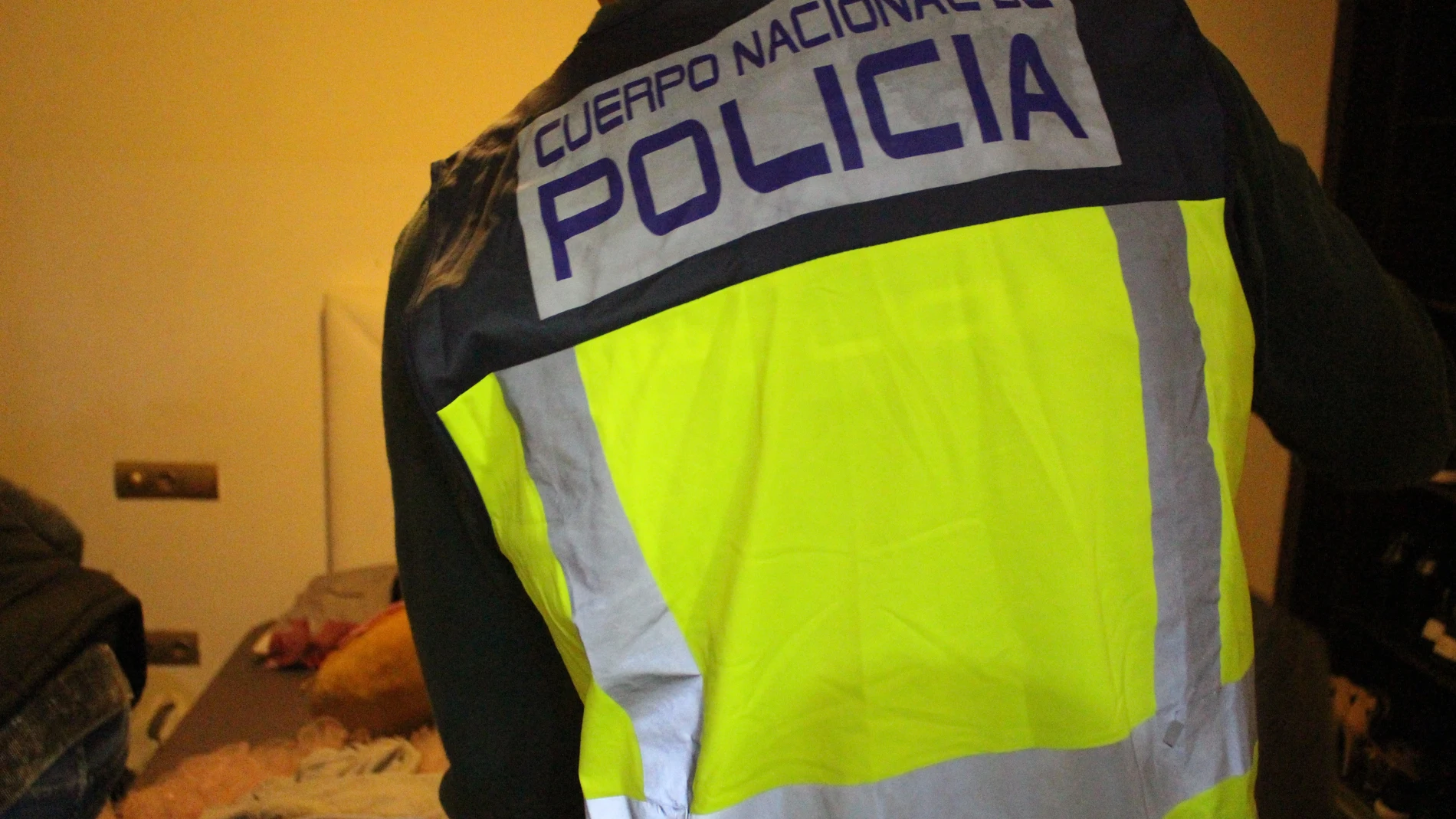 Agente de Policía Nacional en una operación