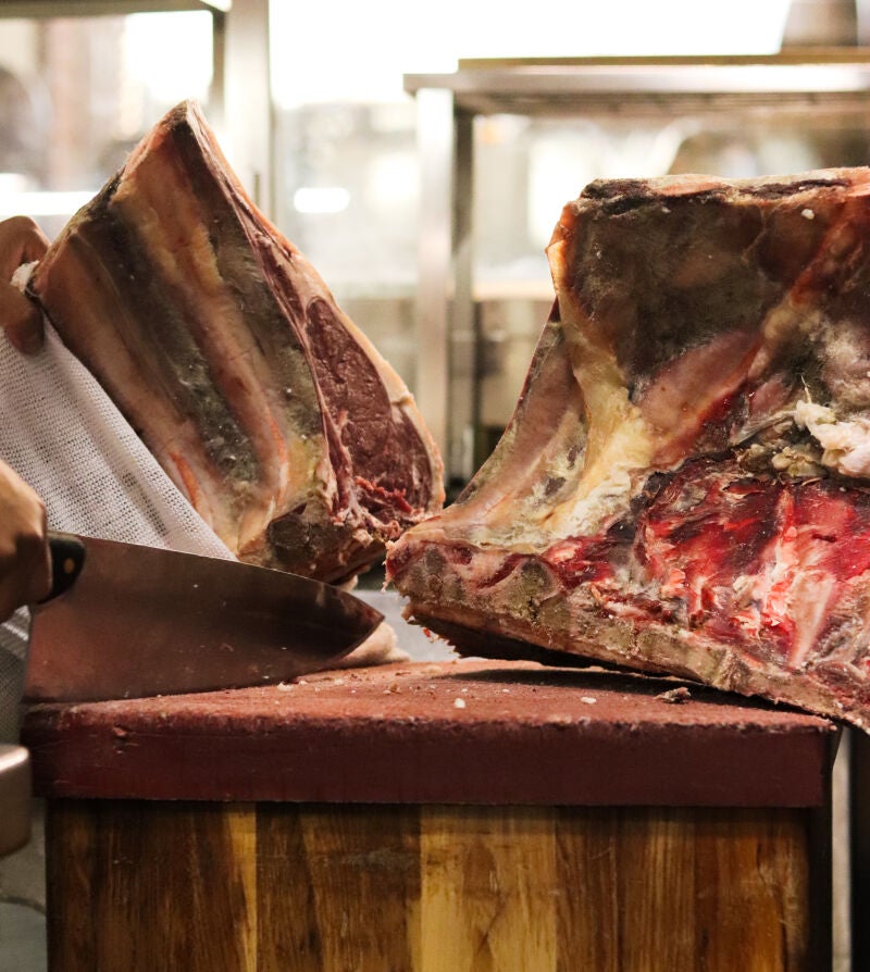 La carne a la brasa es el producto estrella de la casa