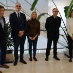 El vicerrector de Investigación de la Universidad de Salamanca, José Miguel Mateos Roco; la directora de Universidades e Investigación de la Junta de Castilla y León, Blanca Ares; y el equipo de dirección del Centro de Investigación del Cáncer, Xosé Bustelo director y David Santamaría, presentan el proyecto del Programa de Mejora del centro