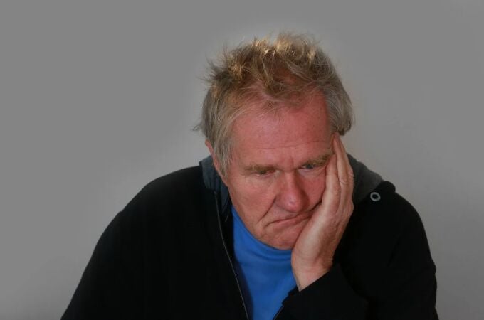 Un estudio revela que sentirse cansado durante el día podría ser un signo de demencia