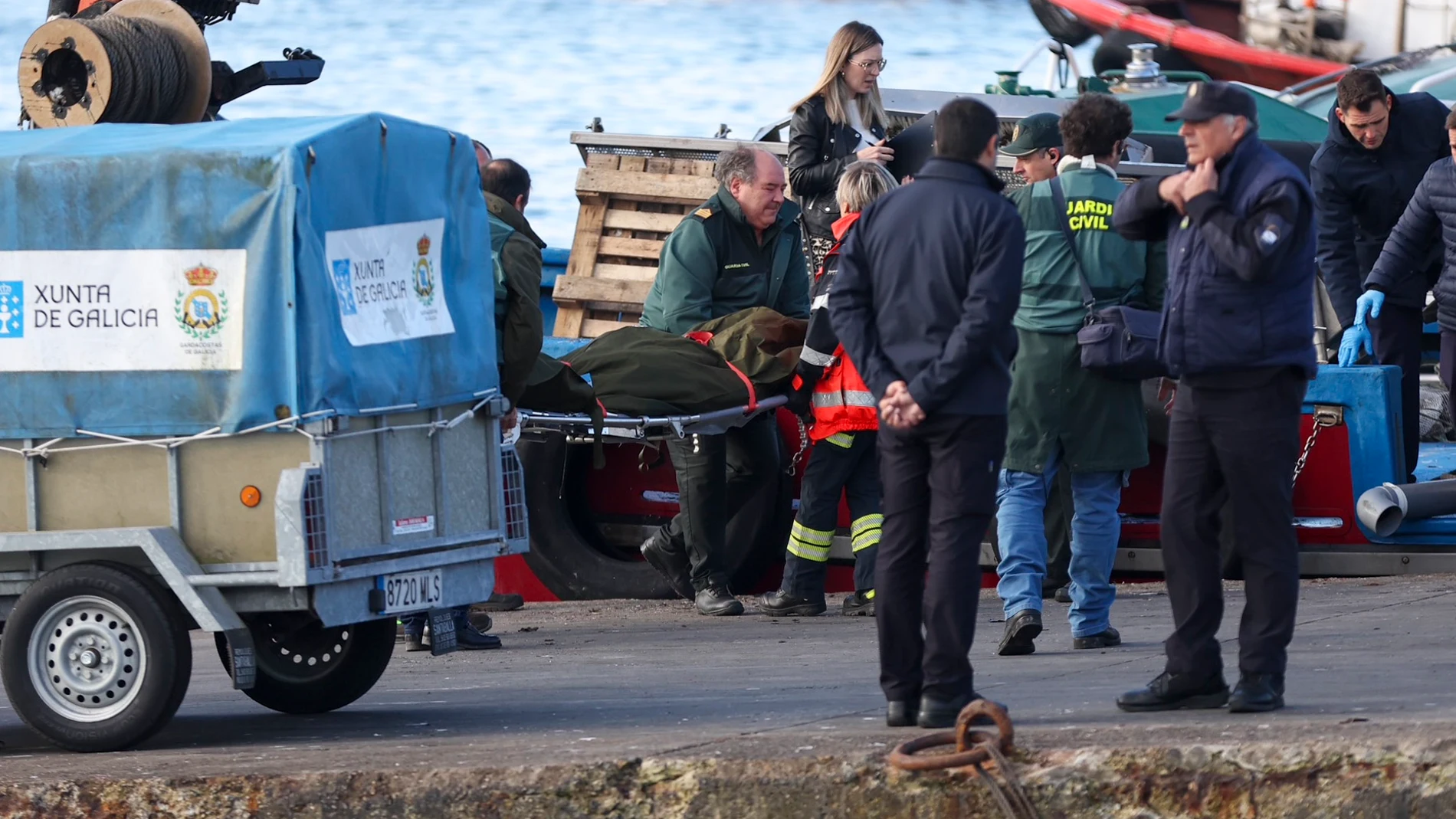O GROVE (PONTEVEDRA), 12/12/2024.- Un marinero de 75 años ha muerto y otros dos, familiares del fallecido, han sobrevivido al naufragio de un barco en O Grove (Pontevedra). La embarcación, que se hundió cerca de la costa, es el Hermanos Rey, auxiliar de un barco bateeiro. EFE/ Sxenick