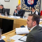 Carlos Pollán preside la reunión de la Junta de Portavoces. En primer término, el popular Ricardo Gavilanes