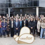 El presidente de la Diputación, Benito Serrano; el director del Cesefor, Pablo Sabin y el vicepresidente de Diputacion, José Antonio de Miguel, junto a los trabajadores del centro