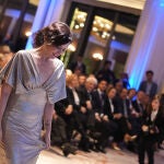 Isabel Díaz Ayuso con vestido dorado.