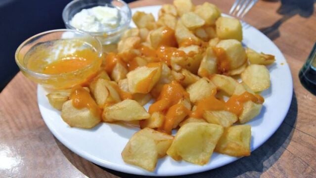 Plato de patatas bravas