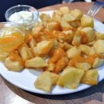 Plato de patatas bravas